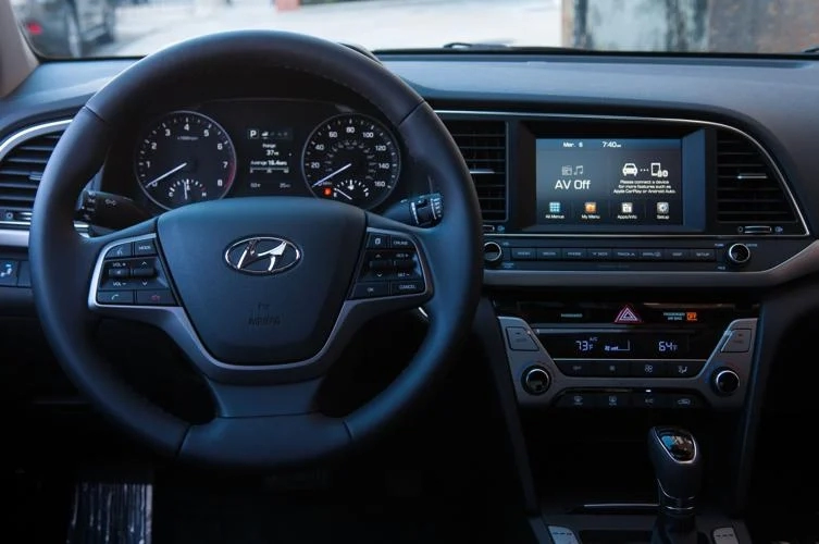 Location de voiture: Hyundai Elantra 2018 à Abidjan en Côte d'Ivoire